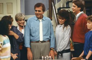 Cloris Leachman, Nancy McKeon, Mackenzie Astin, Scott Bryce, Mindy Cohn, Sherrié Austin, and Alex Rocco in The Facts of 