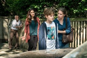 Tanja Schleiff, Hans-Heinrich Hardt, Nilam Farooq, and Franz Himmelreich in Leipzig Homicide (2001)