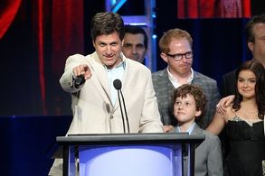 Ty Burrell, Jesse Tyler Ferguson, Steven Levitan, Eric Stonestreet, Ariel Winter, and Nolan Gould in Modern Family (2009