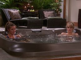 Bianca Kajlich and Megyn Price in Rules of Engagement (2007)