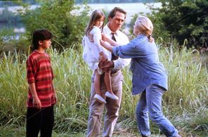 Tommy Lee Jones, Kathleen Turner, Asha Menina, and Shiloh Strong in House of Cards (1993)