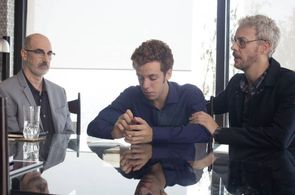 Guilherme Weber and João Côrtes in O Negócio (2013)