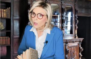 Screenshot/librarian in Adventurer film