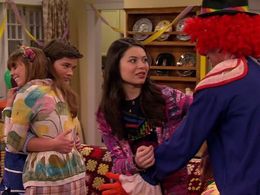 Patrick Birkett, Nathan Kress, Miranda Cosgrove, and Danielle Morrow in iCarly (2007)