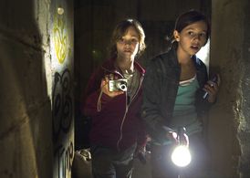 Nick Romeo Reimann and Leonie Tepe in The Crocodiles (2009)