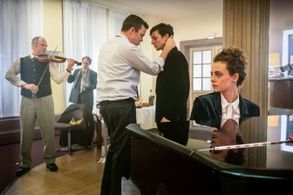 Stefan Wancura, Simon Dietersdorfer, Lars Möhring, Muriel Wimmer, Marcel Becker-Neu, and Christoph Kail in Der vierte Ma