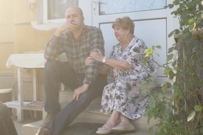 Erzsi Pásztor and Simon Szabó in Anyámért mindent (2021)