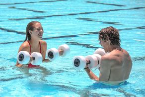 Emma and Hansen played by Claudia Sulewski and Steffan Argus on The Commute