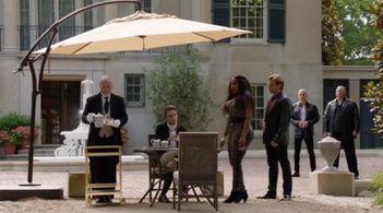 Niecy Nash, Andrea Sooch, Paul Mann, and Daniyar in Claws (2017)