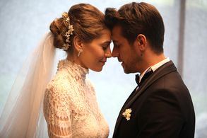 Öznur Serçeler and Birand Tunca in Erkenci Kus: Episode #1.39 (2019)