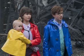 Malina Pauli Weissman, Louis Hynes, and Presley Smith in A Series of Unfortunate Events (2017)
