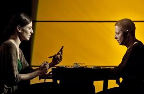 Mónica López and Francesca Piñón in Turismo (2008)