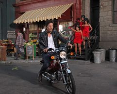 Michael Trucco, Sy Smith, Shannon Pearson, and Nikki Grier in How I Met Your Mother (2005)