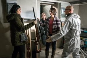 Katharina Palm, Milena Tscharntke, Holger Koch, and Nilam Farooq in Leipzig Homicide (2001)