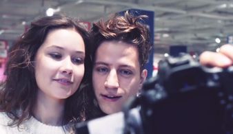 Sabina Rojková and Milan Peroutka in Perute: Postavím kolem nás zed (2015)