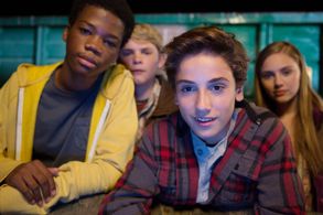 Reese Hartwig, Ella Wahlestedt, Astro, and Teo Halm in Earth to Echo (2014)