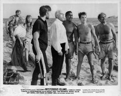 Herbert Lom, Michael Callan, Michael Craig, Joan Greenwood, Percy Herbert, Dan Jackson, Gary Merrill, and Beth Rogan in 