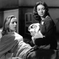 Sara Montiel and Miroslava in Cárcel de mujeres (1951)