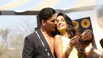 Akshay Kumar and Lisa Haydon in The Shaukeens (2014)
