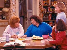 Roseanne Barr, Sara Gilbert, Alicia Goranson, and Natalie West in Roseanne (1988)