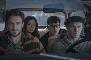 Anna Castillo, Patrick Criado, Joan Amargós, and Àlex Monner in La Línea Invisible (2020)