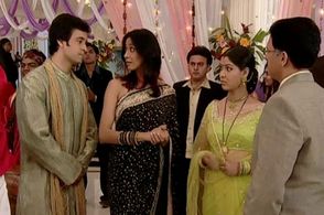 Ali Asgar, Achint Kaur, Aamir Ali, Sakshi Tanwar, and Kiran Karmarkar in Kahaani Ghar Ghar Kii: Episode #1.903 (2005)