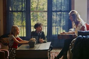 Danielle C. Ryan, Luke Loveless, and Skyler Elyse Philpot in Innamorarsi a Mountain View (2020)