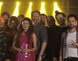 At the wrap of November 2 (2018).From L to R: Akaal, Mink Randhawa, director Vikram Dhillon, producer Puneet Sira, scree