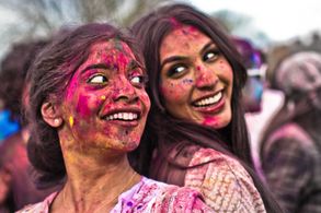 Sophiya Haque and Amara Karan in Jadoo (2013)