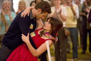 Zooey Deschanel and Julian Morris in New Girl (2011)