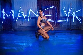 Manelyk González in Manelyk: Nunca Solita (2019)