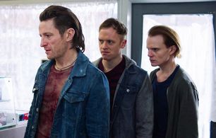 Still of Peter Ferdinando, Perry Jaques and Andre Flynn in Blue Iguana (2018)