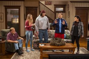 Brian Howe, Annie Murphy, Eric Petersen, Mary Hollis Inboden, and Alex Bonifer in Kevin Can F**k Himself: Living the Dre