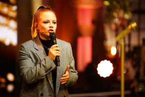 Jasna Fritzi Bauer in That's My Jam mit Bill & Tom Kaulitz (2023)