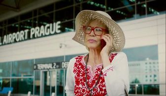 Jana Svandová in How to Shake Off a Bride (2016)