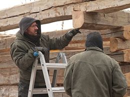 Mark Bowe in Barnwood Builders (2013)