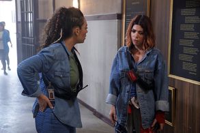 Demet Evgar and Ceren Moray in The Yard: 43.Bölüm (2019)