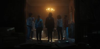 Maya Hawke, Natalia Dyer, Caleb McLaughlin, Sadie Sink, Joe Keery, and Gaten Matarazzo in Stranger Things: Chapter Five: