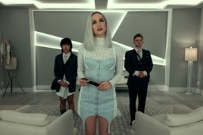 Kate Siegel, Aya Furukawa, and Igby Rigney in The Fall of the House of Usher (2023)