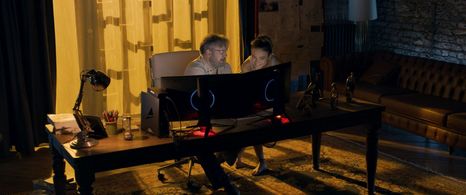 Murat Serezli and Rabia Soyturk in Özgür Dünya (2019)