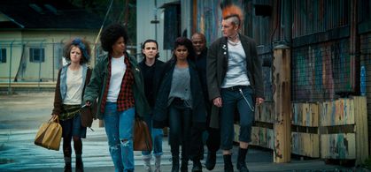 James Landry Hébert, Kai Greene, Gabrielle Maiden, Anna Jacoby-Heron, Millie Bobby Brown, and Linnea Berthelsen in Stran