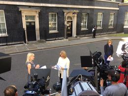 Fiona Bruce and Mary Nightingale in ITV Evening News (1999)