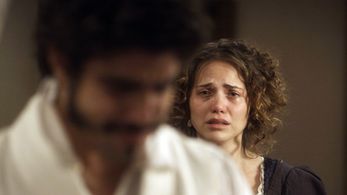 Letícia Colin and Caio Castro in Novo Mundo (2017)