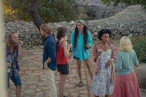 Tadhg Murphy, Alison Oliver, Jemima Kirke, Joe Alwyn, Sasha Lane, and Sallay Garnett in Conversations with Friends (2022