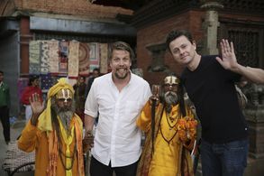 Fredrik Wikingsson and Filip Hammar in Jorden runt på 6 steg (2015)