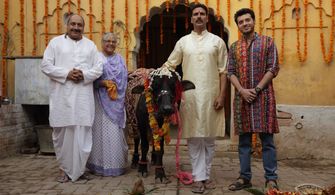 Shobha Khote, Akshay Kumar, Sudhir Pandey, and Divyendu Sharma in Toilet: A Love Story (2017)