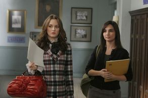 Laura Breckenridge and Leighton Meester in Gossip Girl (2007)