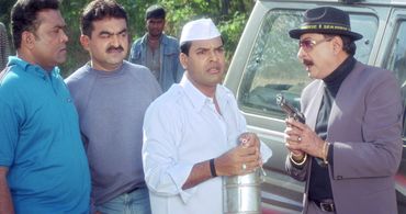 Bharat Jadhav and Kuldeep Pawar in Mumbaicha Dabewala (2007)