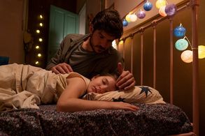 Still of Marco Pigossi and Manu Dieguez in Invisible City