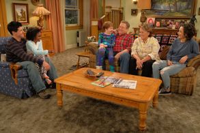 John Goodman, Roseanne Barr, Sara Gilbert, Michael Fishman, Jayden Rey, and Ames McNamara in Roseanne (1988)